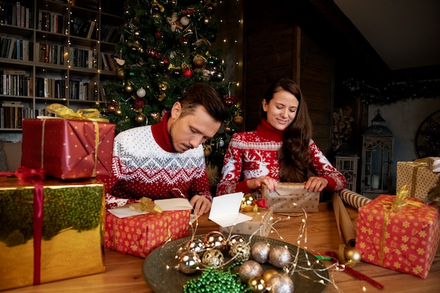 Pareja dándose regalos de Navidad