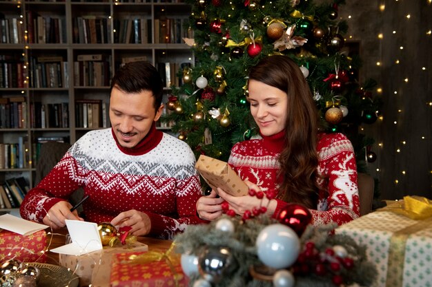 Pareja dándose regalos de Navidad