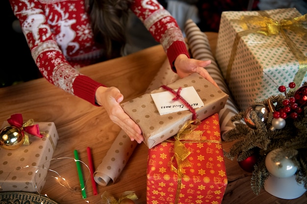 Pareja dándose regalos de Navidad