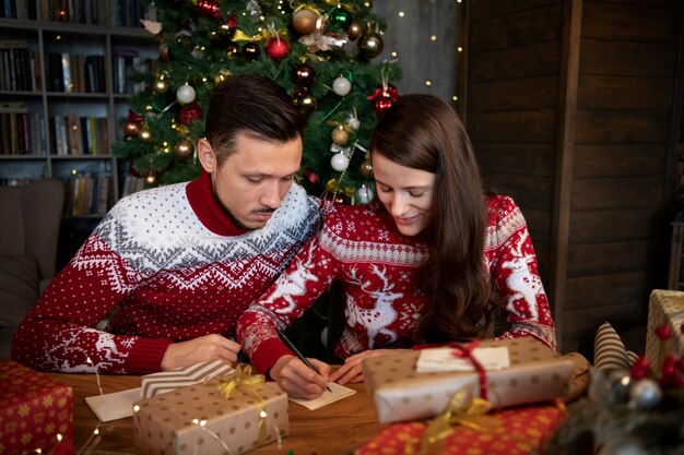 Pareja dándose regalos de Navidad