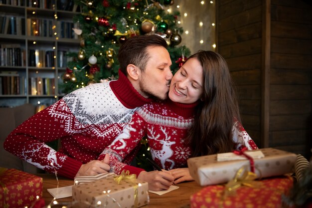 Pareja dándose regalos de Navidad