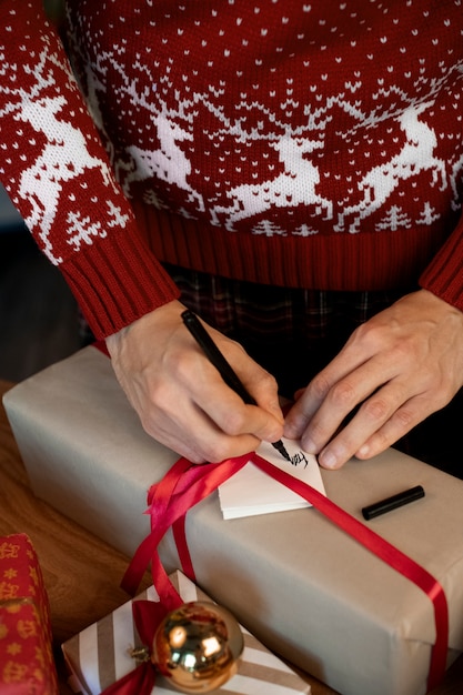 Pareja dándose regalos de Navidad