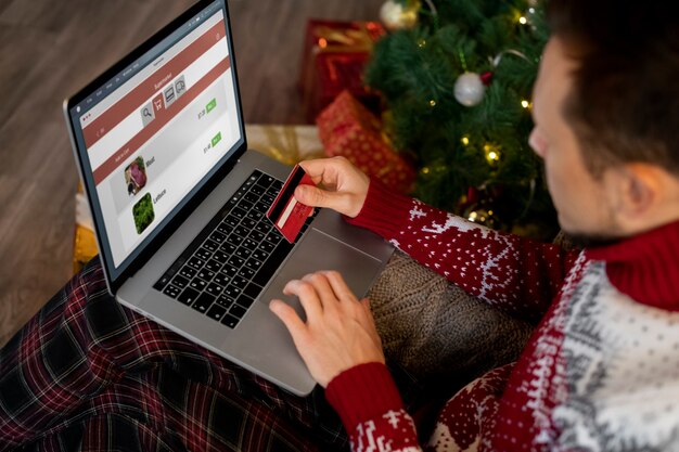 Pareja dándose regalos de Navidad