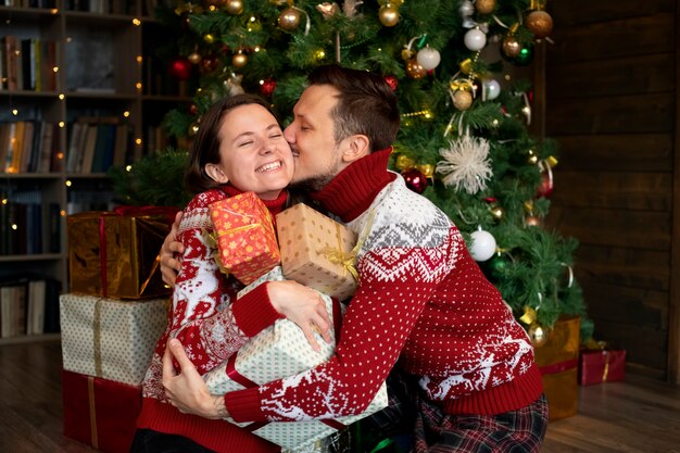 Pareja dándose regalos de Navidad