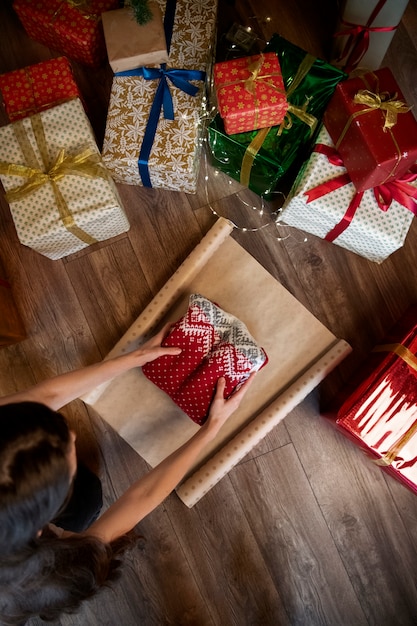 Pareja dándose regalos de Navidad