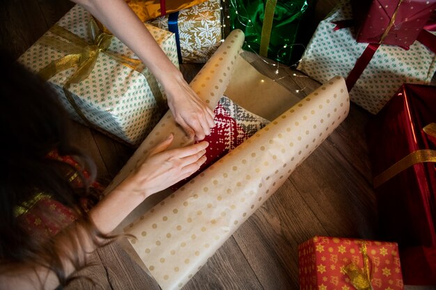 Pareja dándose regalos de Navidad