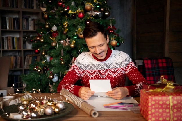 Pareja dándose regalos de Navidad