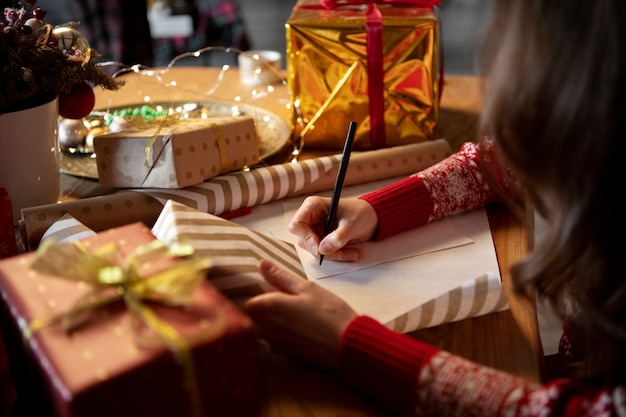 Foto gratuita pareja dándose regalos de navidad