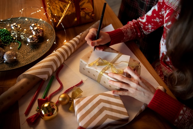 Foto gratuita pareja dándose regalos de navidad