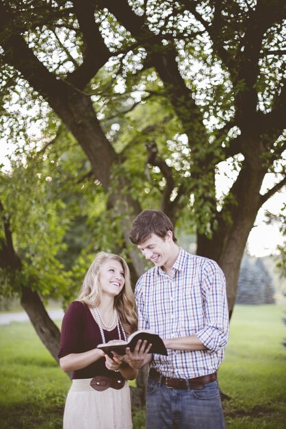 Pareja, debajo, árbol, lectura