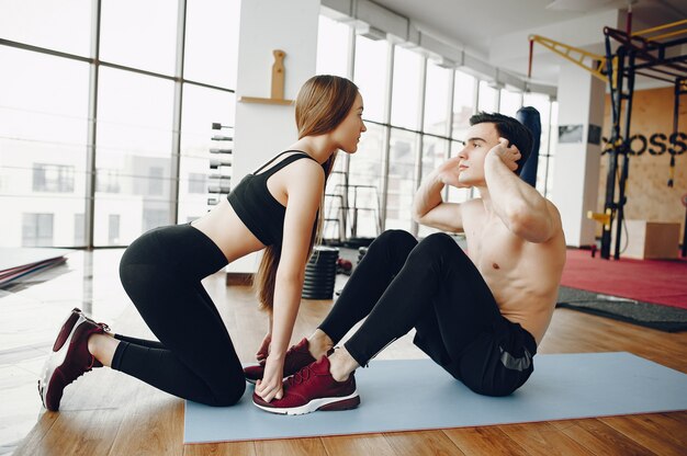 Pareja de deportes en un gimnasio matutino