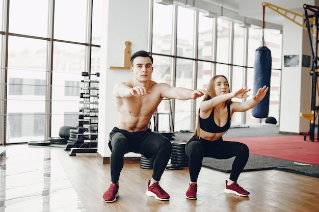 Foto gratuita pareja de deportes en un gimnasio matutino