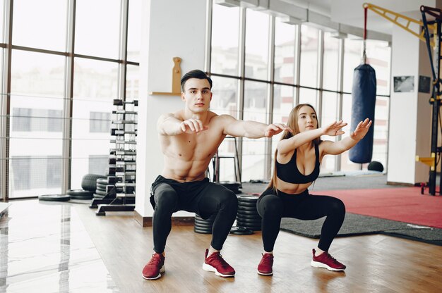 Pareja de deportes en un gimnasio matutino