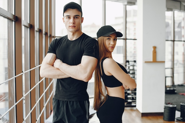 Pareja de deportes en un gimnasio matutino