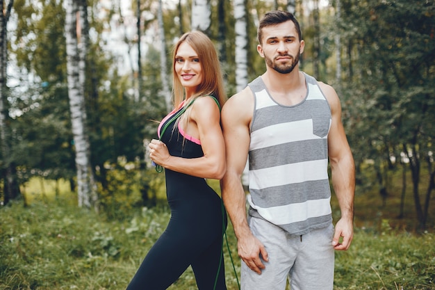 Pareja de deportes en un parque de verano por la mañana