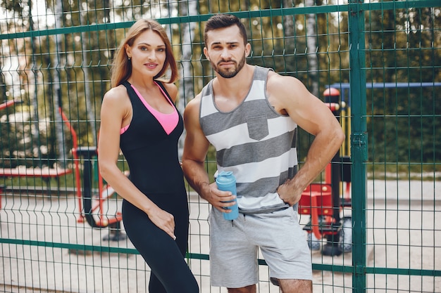 Pareja de deportes en un parque de verano por la mañana