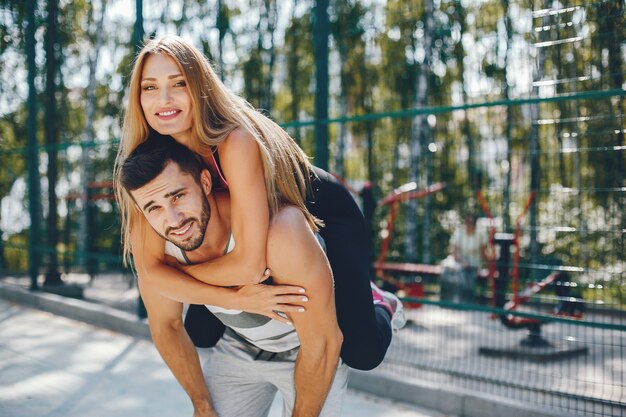 Pareja de deportes en un parque de verano por la mañana