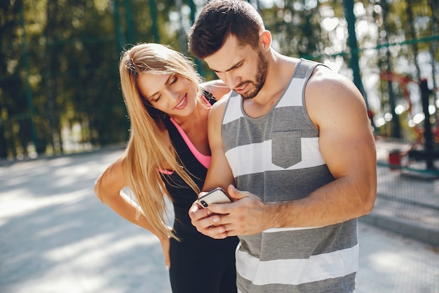 Pareja de deportes en un parque de verano por la mañana