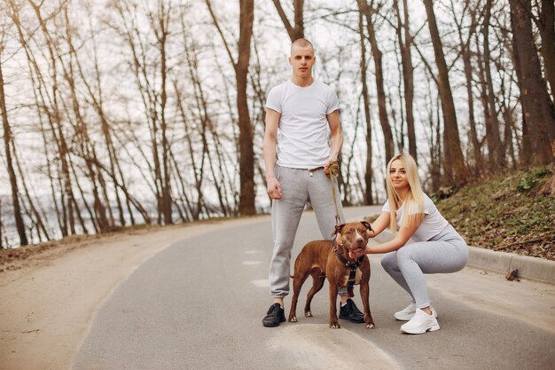 Pareja de deportes en un parque de verano