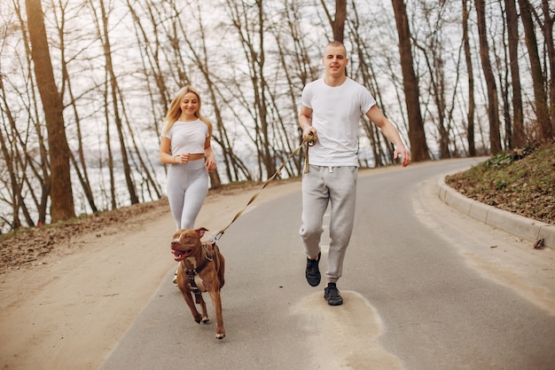 Pareja de deportes en un parque de verano