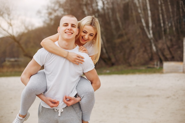 Pareja de deportes en un parque de verano