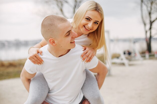 Pareja de deportes en un parque de verano