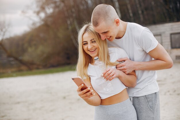 Pareja de deportes en un parque de verano