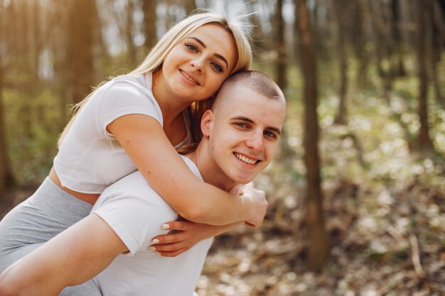 Pareja de deportes en un parque de verano