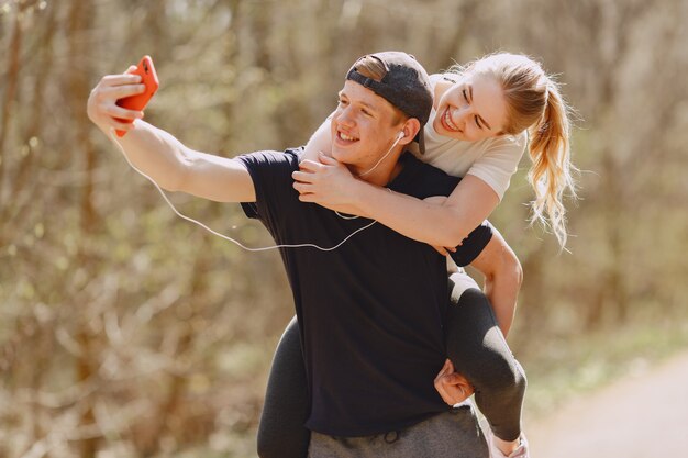 Pareja deportiva entrenando en un bosque de verano