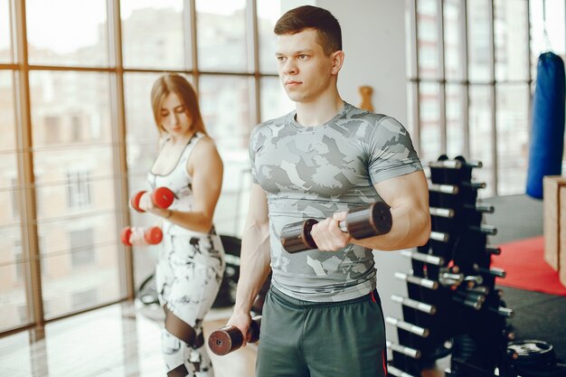 Pareja deportiva en un gimnasio