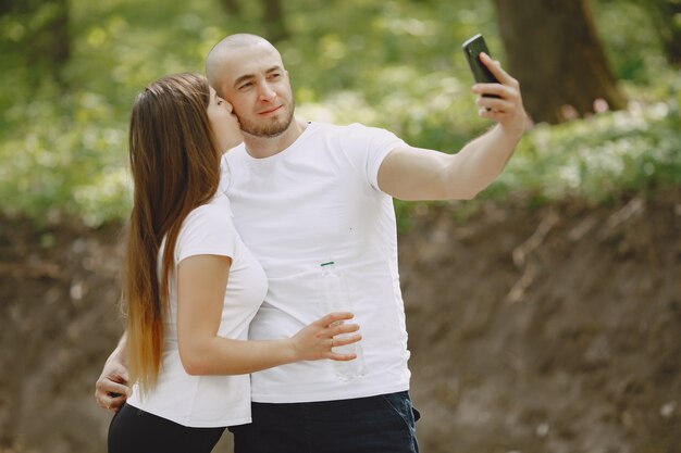 Pareja deportiva pasa tiempo en un bosque de verano