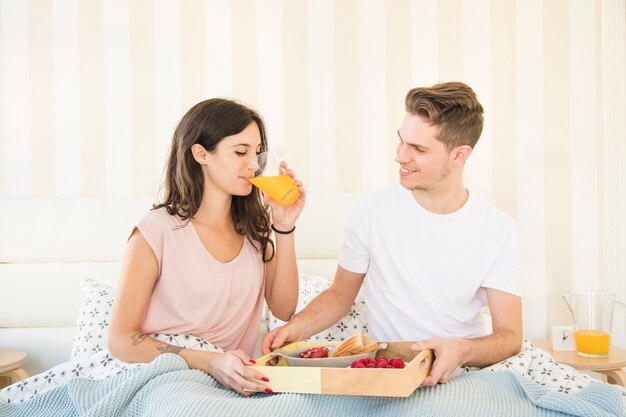 Pareja desayunando en la cama