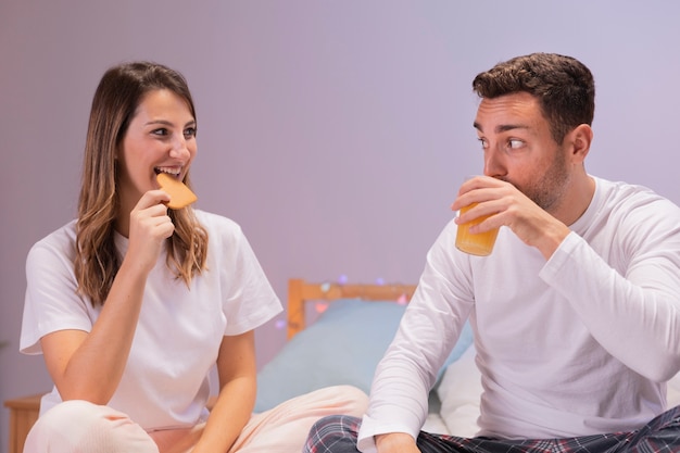 Pareja desayunando en la cama