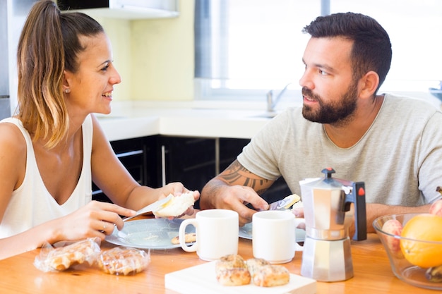 Foto gratuita pareja desayunando en casa