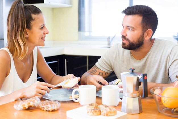 Pareja desayunando en casa