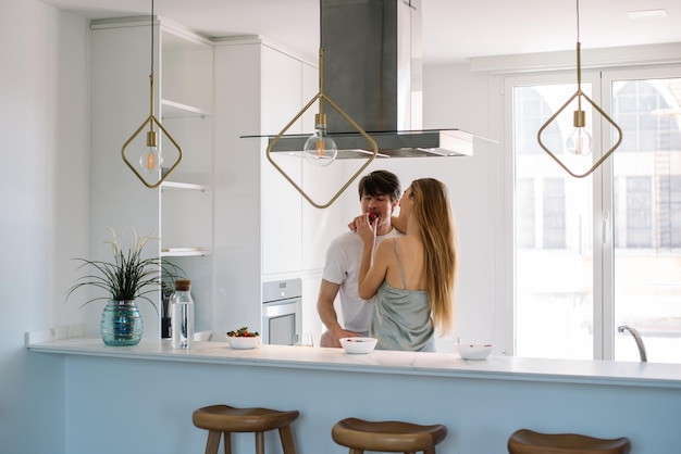 Pareja desayunando en casa