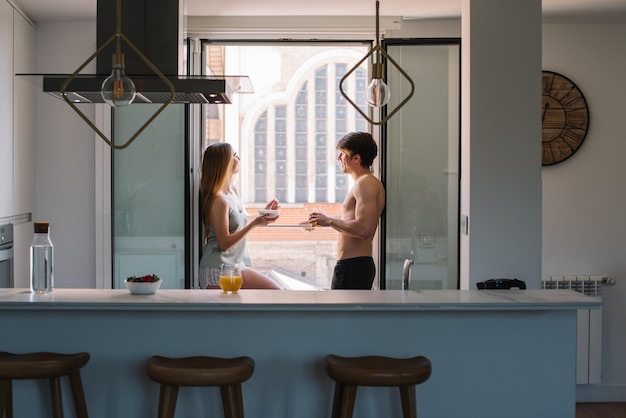 Pareja desayunando en casa