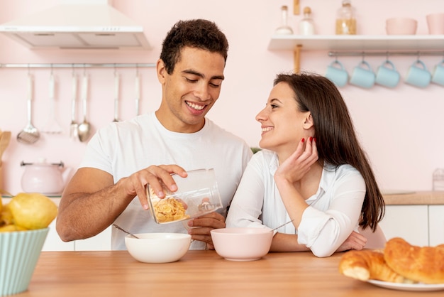 Pareja desayunando en la cocina