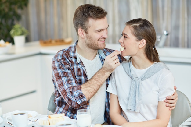 Pareja desayunando