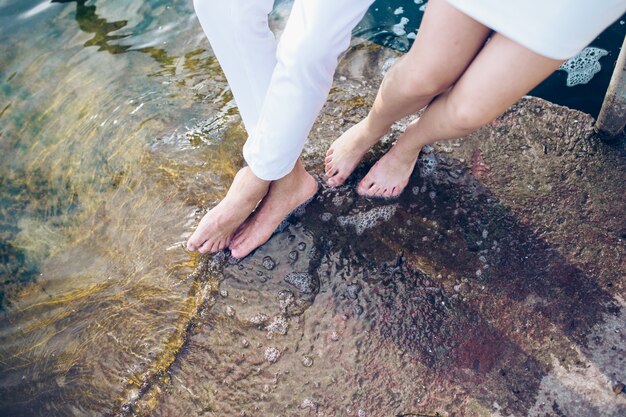 Pareja descalza en el agua