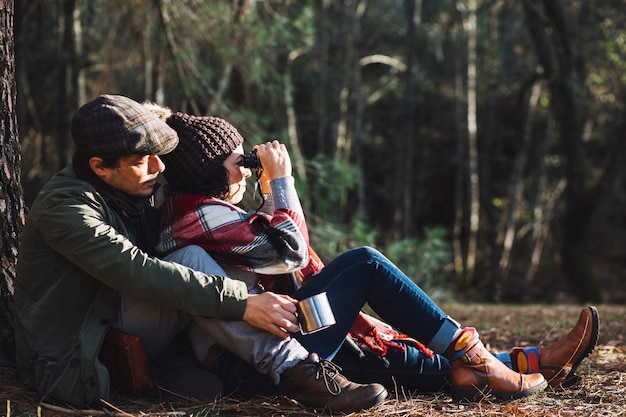 Pareja descansando en el bosque