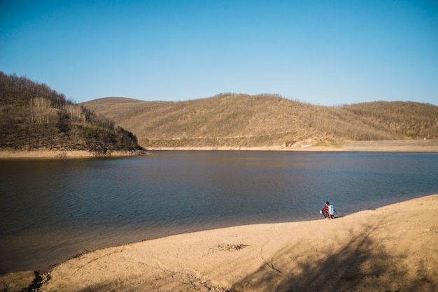 Pareja descansando junto al lago