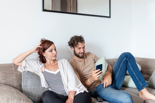 Foto gratuita pareja descansando juntos en el sofá