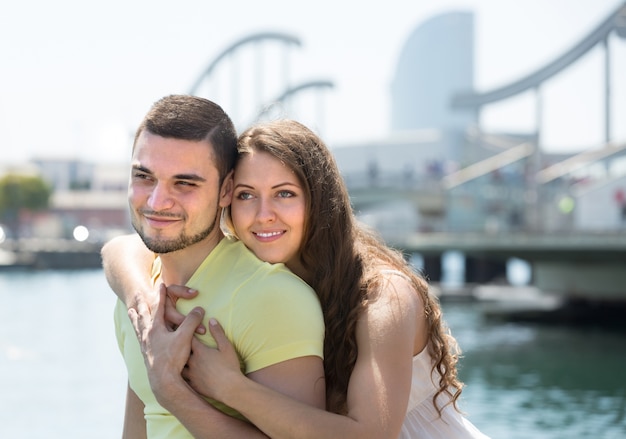 Foto gratuita pareja descansando en litera