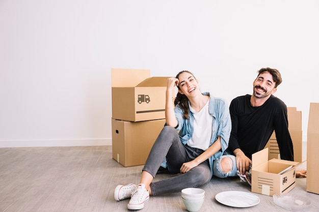 Foto gratuita pareja descansando de mudanza