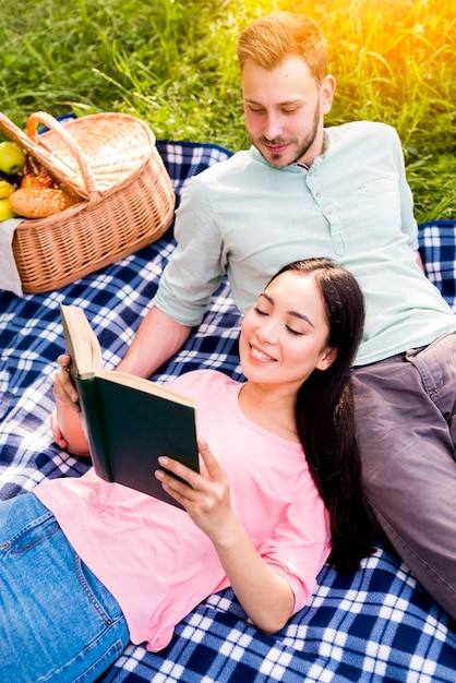 Foto gratuita pareja descansando en picnic en el parque