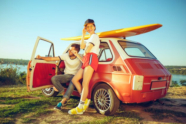 Pareja descansando en la playa en un día de verano cerca del río