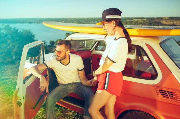 Pareja descansando en la playa en un día de verano cerca del río