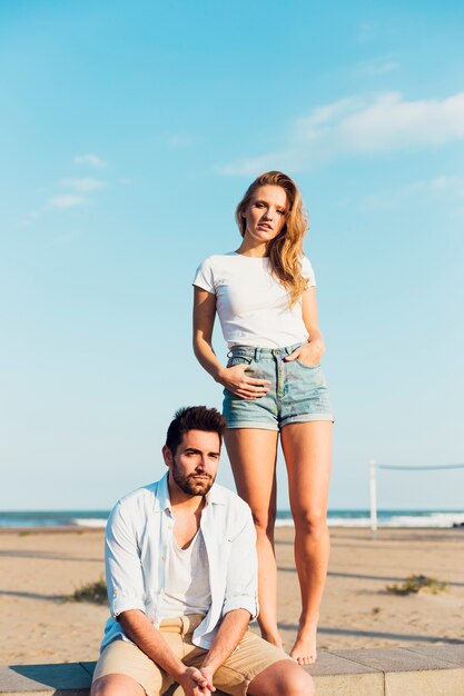 Pareja descansando en la playa