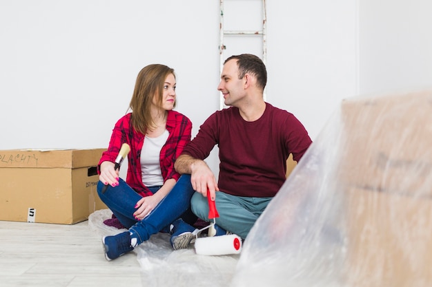 Foto gratuita pareja descansando durante la renovación